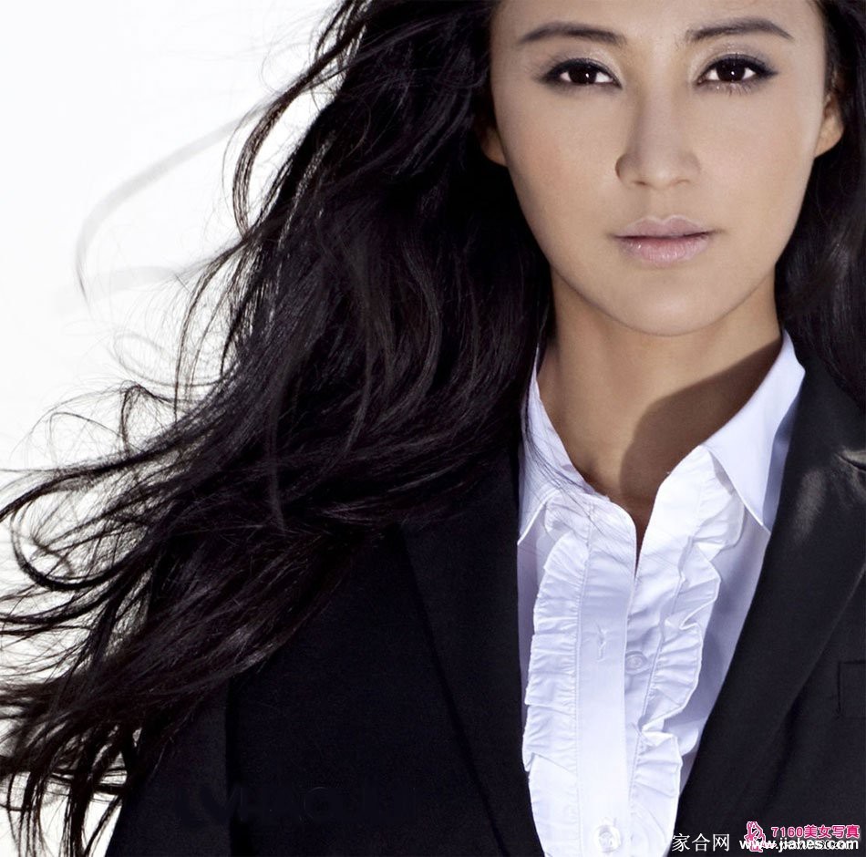 玫瑰佳人张歆艺烈焰绽放光影盛宴 张歆艺演绎光影交错下的摩登女郎 线条利落眼神坚定