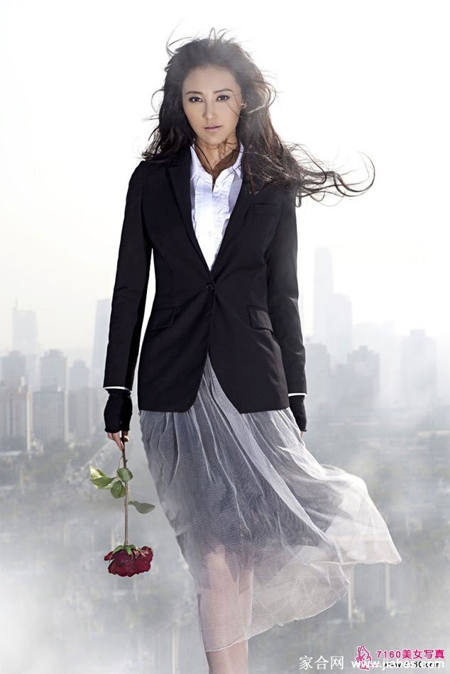 玫瑰佳人张歆艺烈焰绽放光影盛宴 张歆艺置身复古场景 如经典画报女郎般风华绝代