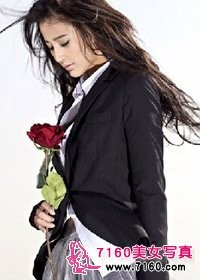 玫瑰佳人张歆艺烈焰绽放光影盛宴 暖色调光影轻抚面颊 张歆艺展现油画质感高级美