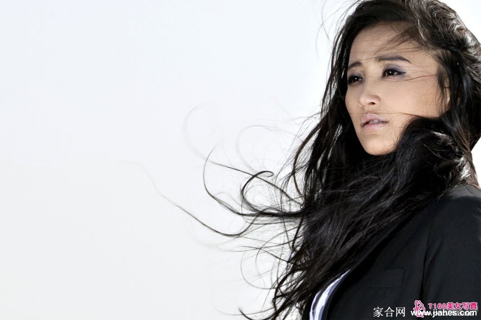 玫瑰佳人张歆艺烈焰绽放光影盛宴 张歆艺展现时尚表现力 前卫造型诠释刚柔并济