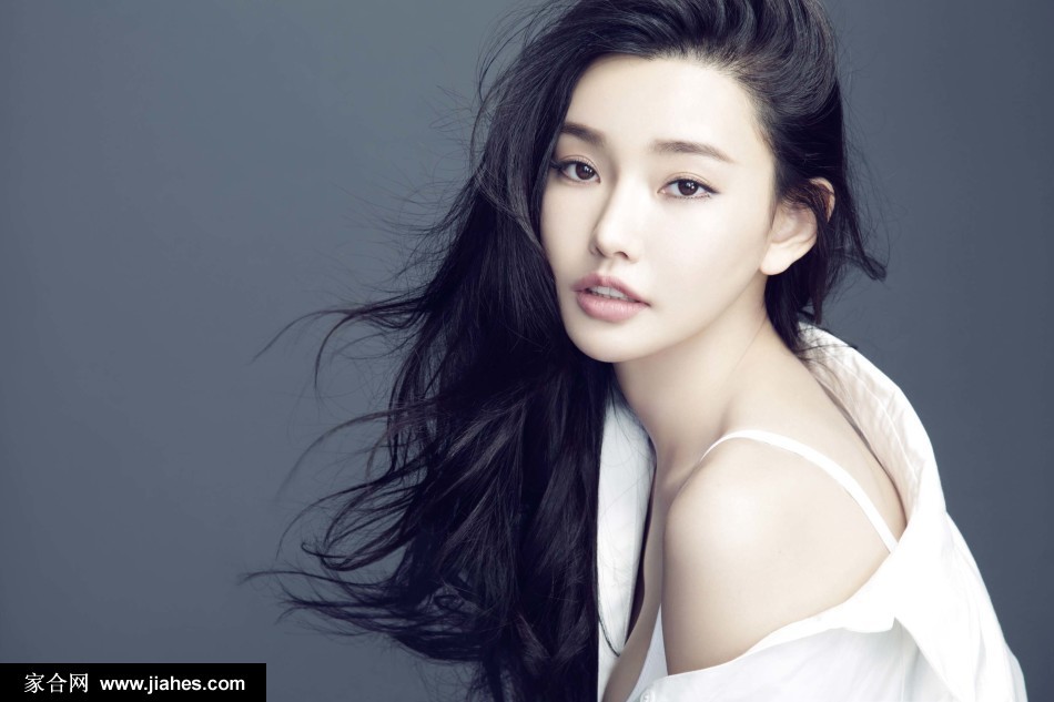 童菲香肩微露美艳动人写真深度赏析 童菲性感姿态香肩全露,整个人散发着自信与魅力光芒