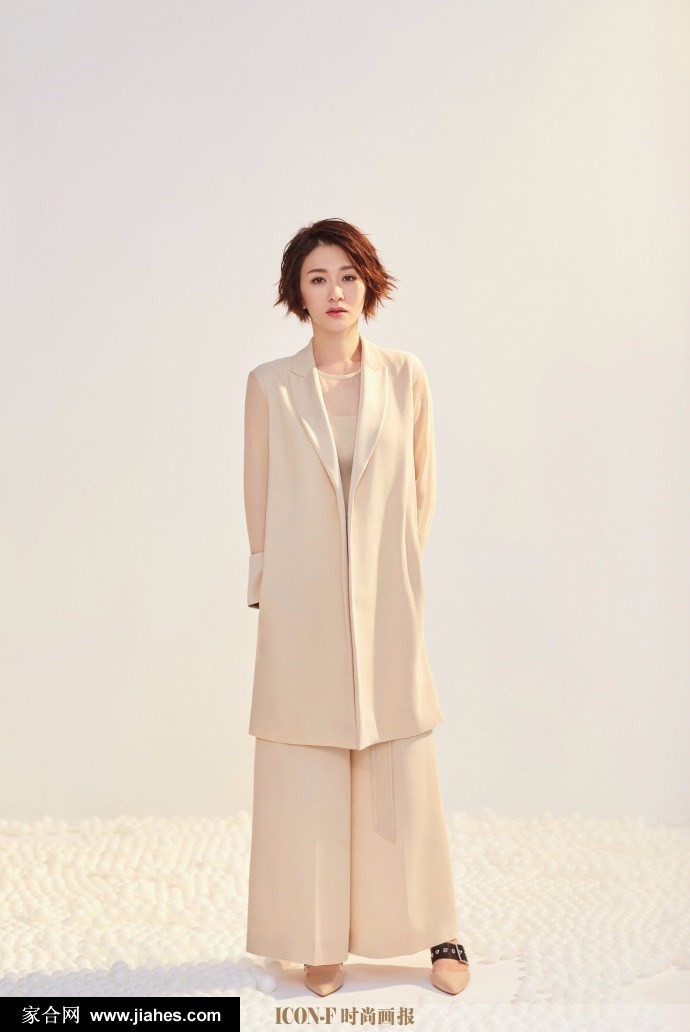 李小冉飒爽短发演绎酷美新风尚 李小冉微微仰头闭目,享受片刻宁静,短发造型凸显其优越的颈部与肩部线条