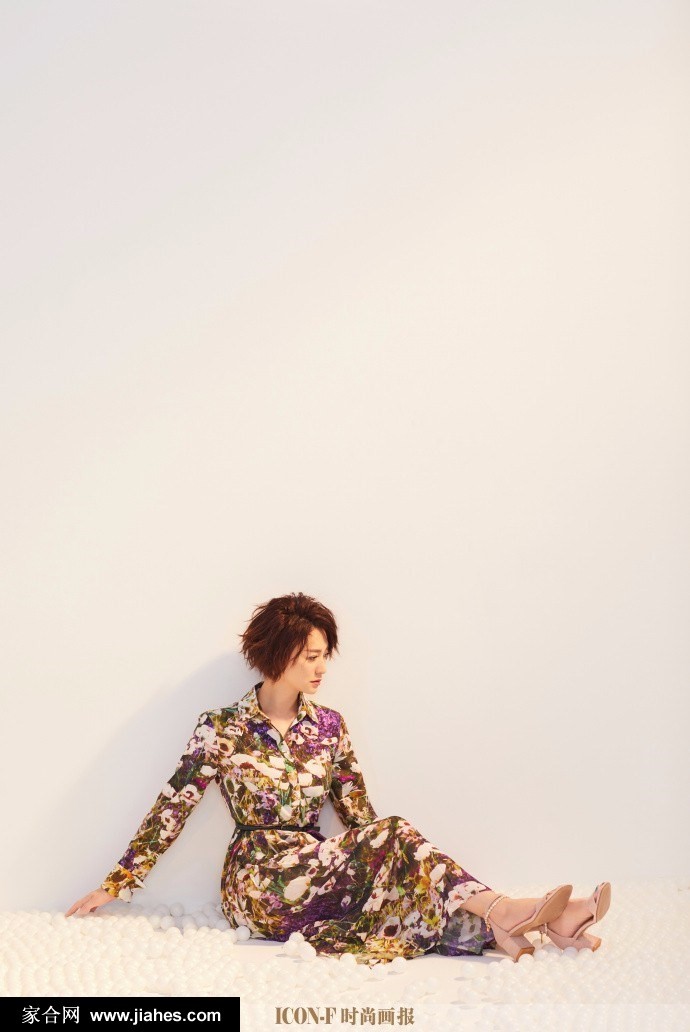 李小冉飒爽短发演绎酷美新风尚 李小冉置身于简约空间,光影从侧面打下,勾勒出其沉思的侧颜与短发凌厉的轮廓