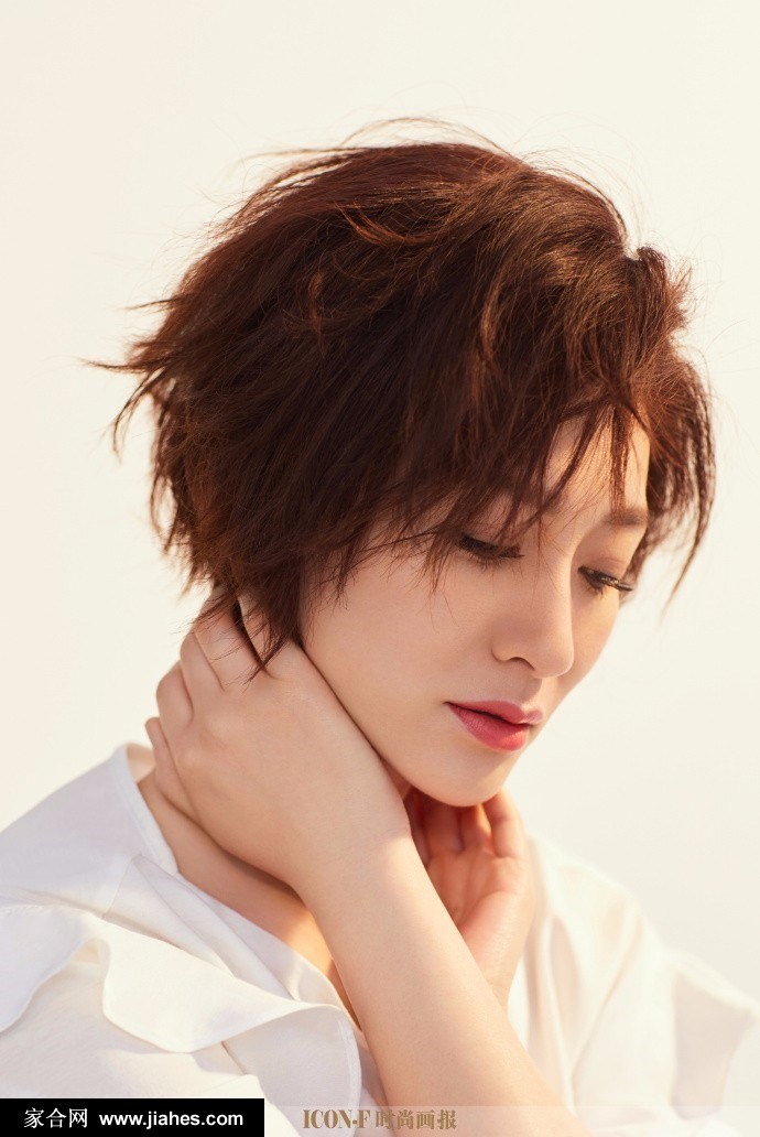 李小冉飒爽短发演绎酷美新风尚 李小冉身穿黑色廓形西装,手持复古电话,于明暗对比中展现摩登女郎的酷感