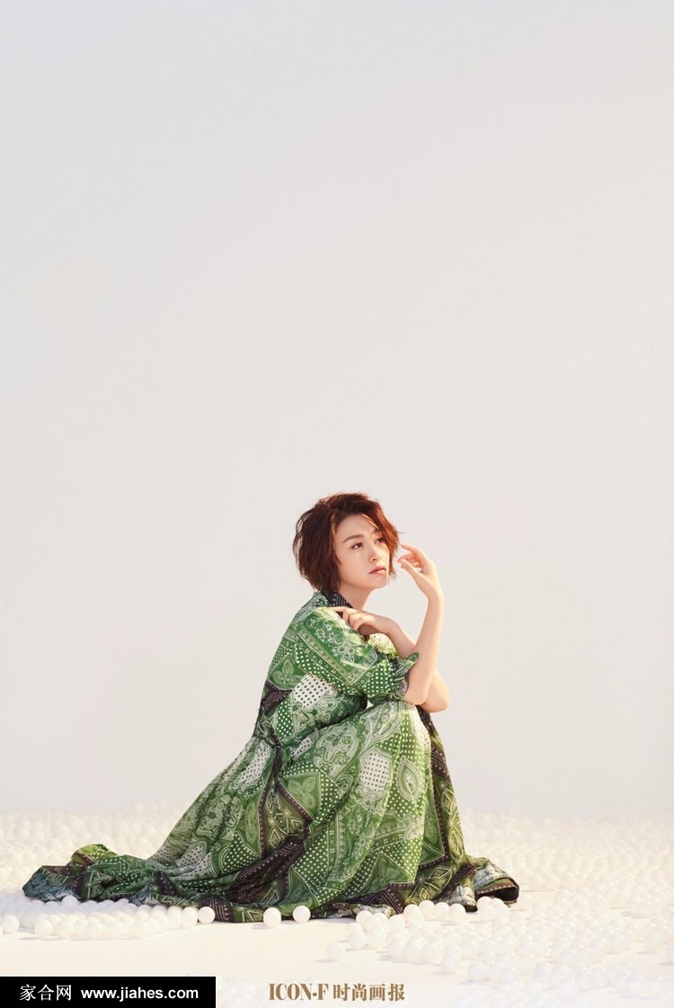 李小冉飒爽短发演绎酷美新风尚 李小冉倚靠于窗边,自然光线柔和洒落,短发造型在光影中呈现出细腻的纹理与层次