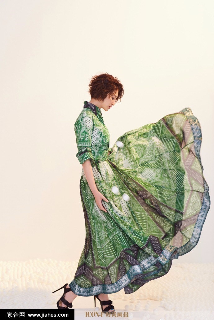 李小冉飒爽短发演绎酷美新风尚 李小冉唇角微扬展露一抹浅笑,短发造型下的笑容显得格外清爽且富有感染力