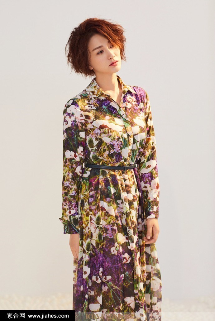 李小冉飒爽短发演绎酷美新风尚 黑白滤镜下,李小冉直面镜头,眼神清澈而坚定,极致简约的造型凸显其强大的气场